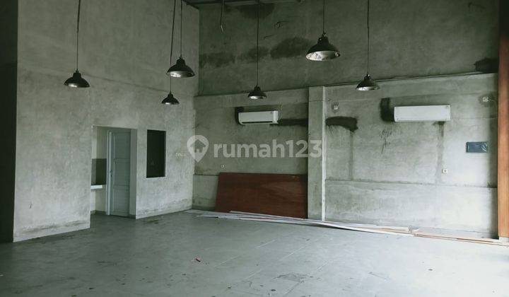 RUMAH AREA KOMERSIAL DI KEBON KACANG 