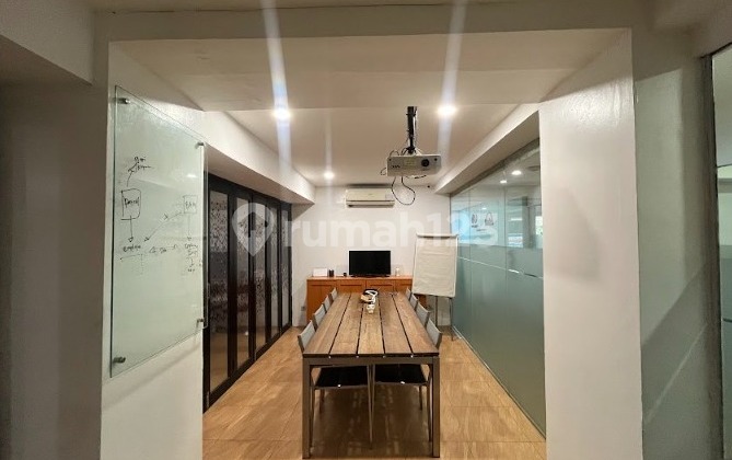 GEDUNG KANTOR 2 LANTAI DI JALAN RAYA DI MENTENG 