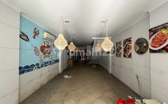SHOPHOUSE IN WOLTER MONGINSIDI, SOUTH JAKARTA