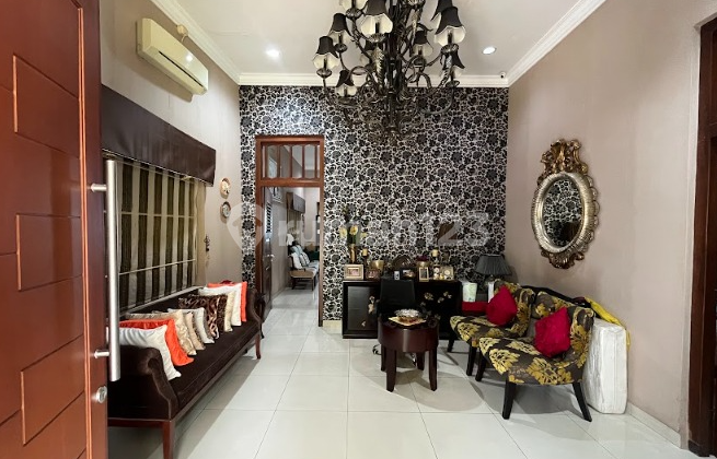 Rumah Tua Lokasi Menteng, Tenang & Hadap Timur ( Dekat ke Cik Ditiro )