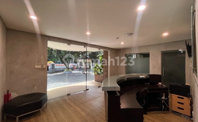 Gedung Kantor 2 Lantai di Jalan Raya di Menteng Gedung Kantor 2 Lantai di Jalan Raya di Menteng