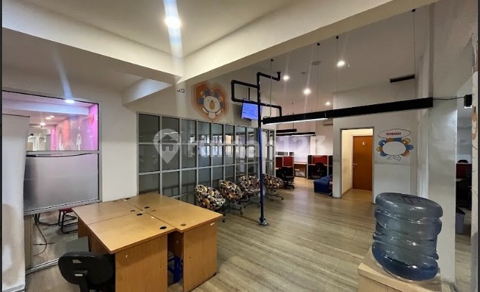 Gedung Kantor 2 Lantai di Jalan Raya di Menteng