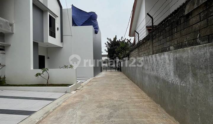 Strategic New House on Tugu Jatiwaringin Road, Bekasi Strategic New House on Tugu Jatiwaringin Road, Bekasi