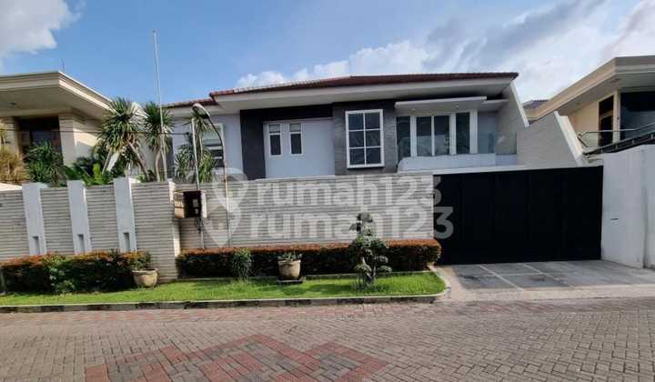 Dijual Rumah Mewah Dekat Club House Graha Family Semi Furnish