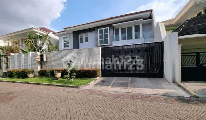 Dijual Rumah Mewah Dekat Club House Graha Family Semi Furnish 2