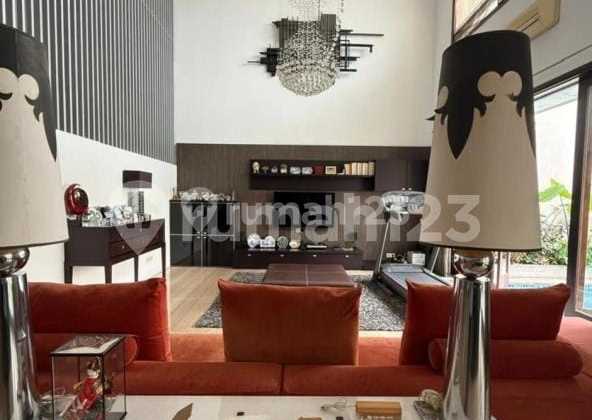 Dijual Rumah di Graha Family Ada Kolam Renang 2