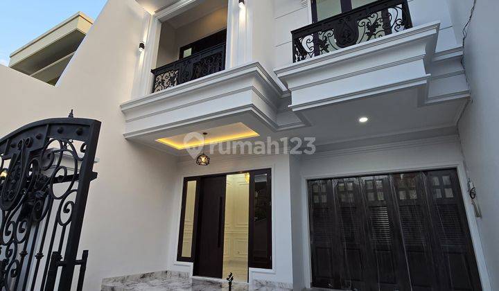 Rumah Baru Desain Classic 4 Kamar Tidur Carport 4 Mobil Akses Jalan Lebar Duren Sawit Jakarta Timur  1