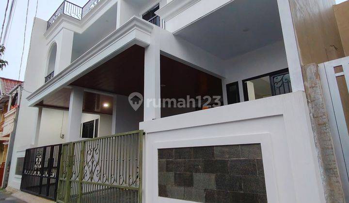 Rumah Baru 2,5 Lantai Modern Classic Siap Huni di Kalisari Jakarta Timur. 2