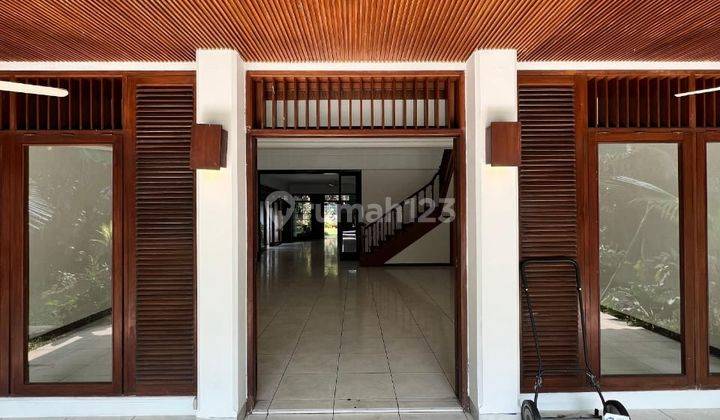 Dijual Rumah Cantik Halaman Luas di Kemang Jakarta Selatan 2