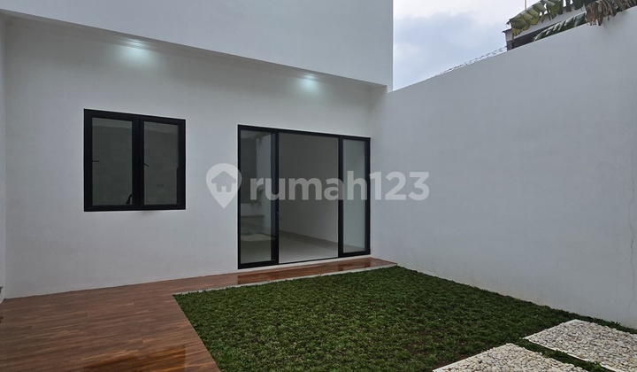 Rumah Modern Minimalis Dalam Komplek Halaman Luas di Duren Sawit Jakarta Timur