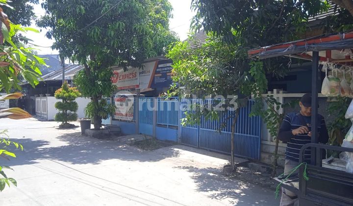 tampak depan rumah 2 lantai di graha