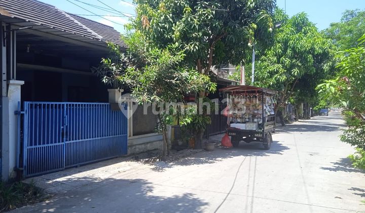 tampak depan rumah 2 lantai di graha
