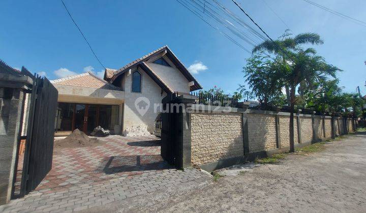 Dijual Dan Disewakan Villa Modern Halaman Luas Funished di Jimbaran. 1