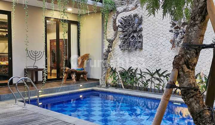 Comfortable Modern Villa for Rent with Swimming Pool in Taman Mumbul.