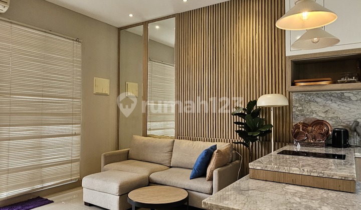 Beautiful House Fully Furnished in Front of Club House, Strategic Location