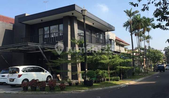 Rumah Cantik Full Renovasi & Semi Furnished Posisi Di Hoek Siap Huni 2