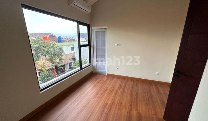 Rumah Baru Furnished 3 Lantai Ac 3 Carport 1 Mobil 2 Motor