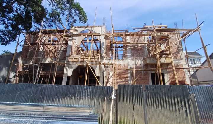 Rumah Luas Ada Kolam Renang Strategis Baru Seperti Istana 2