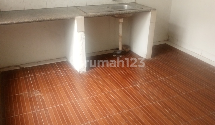 House in a Strategic Cluster Near the Highway 2