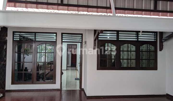 Rumah Luas Strategis Tebet Jual Cepat