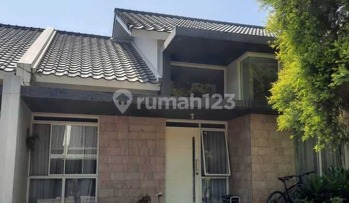 Beautiful House in Kota Baru Parahyangan, Only 5 Minutes to the Highway. Beautiful House in Kota Baru Parahyangan, Only 5 Minutes to the Highway.