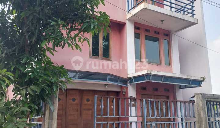 Rumah Hook 3 Lantai di Cimahi Utara, Harga Nego