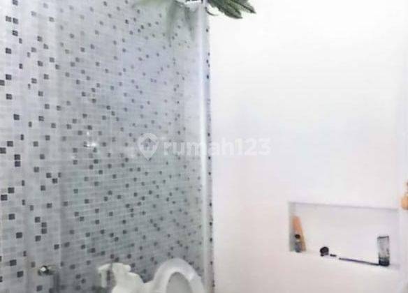 kamar mandi rumah modern 2 lantai di