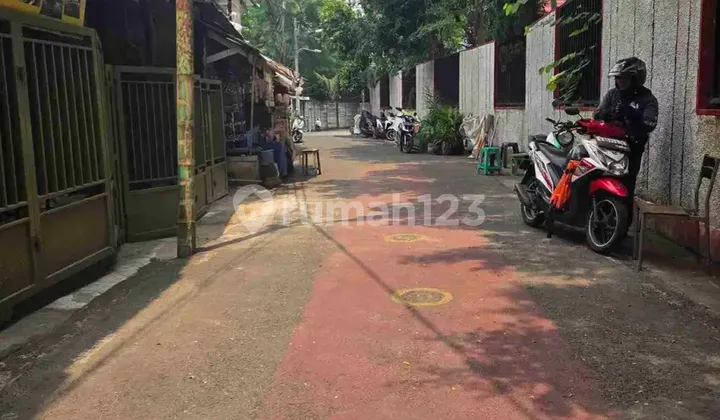 sell ready-to-live house, very strategic, suitable for business, close to the highway sell ready-to-live house, very strategic, suitable for business, close to the highway