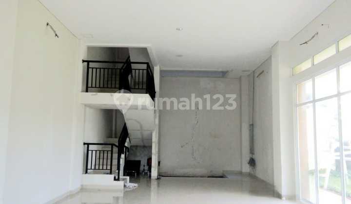 3-Story Shop House in a Bustling Area of Jakarta Garden City, East Jakarta 3-Story Shop House in a Bustling Area of Jakarta Garden City, East Jakarta