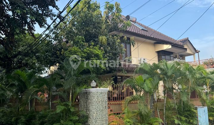Rumah Mewah Bangunan Besar dan Kokoh di Duren Sawit, Jakarta Timur