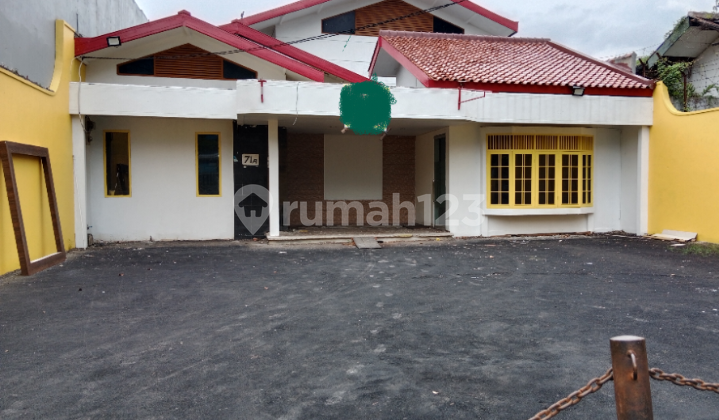 Very Strategic City Center House in Front of the Mall