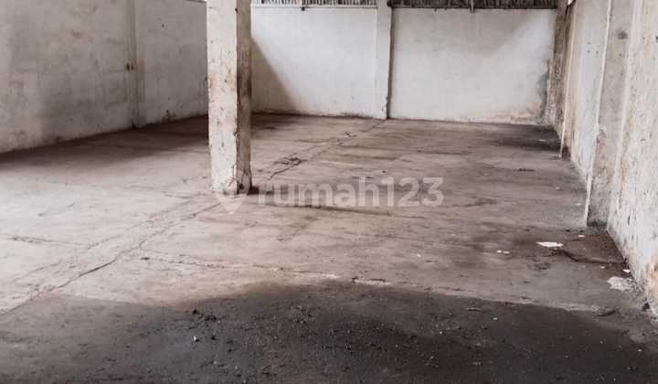 Small warehouse in strategic Sudirman area with spacious parking and Fuso truck access. Small warehouse in strategic Sudirman area with spacious parking and Fuso truck access.