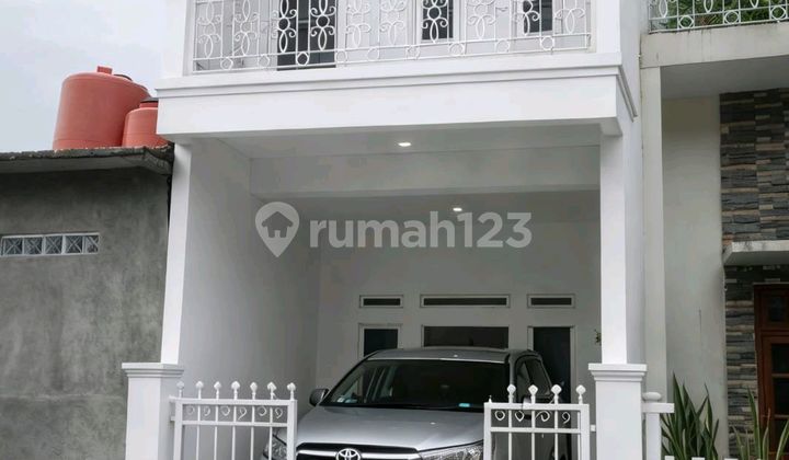 Rumah 2 Lantai Akses 2 Mobil di Bintara 14 Dekat Stasiun Ka