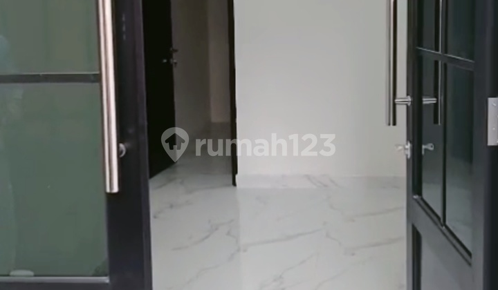 2-Story House with Access for 2 Cars in Bintara 14 Near the Train Station 2