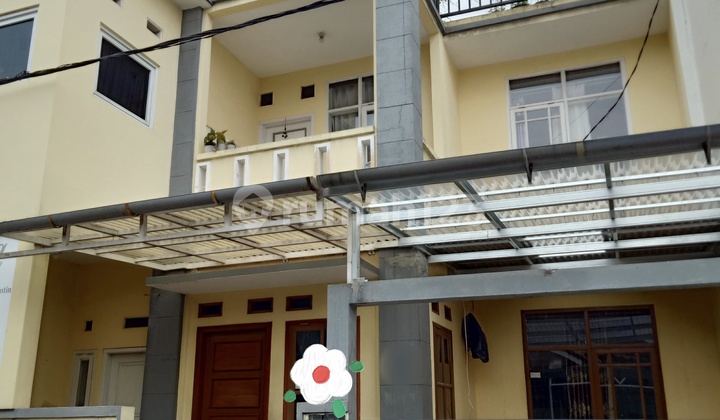 Rumah 2,5 Lantai Komplek Pondok Mutiara Jalan Kaki ke Pemkot Cimahi