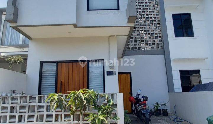 Rumah 2 Lantai Bagus Semi Furnished SHM di Cisaranten, Bandung 1