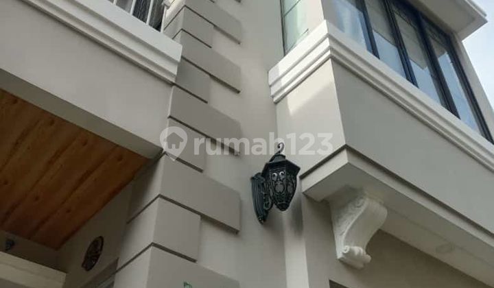 Luxury house, strategic location, price 2.4M, elite cluster SetraDuta Bandung. 2