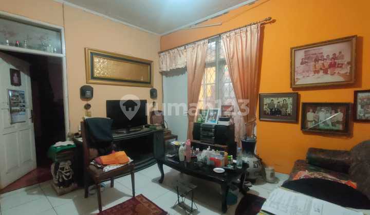 For sale: park-facing house, land area 176/180, price 1.6m, Arcamanik Endah complex 2