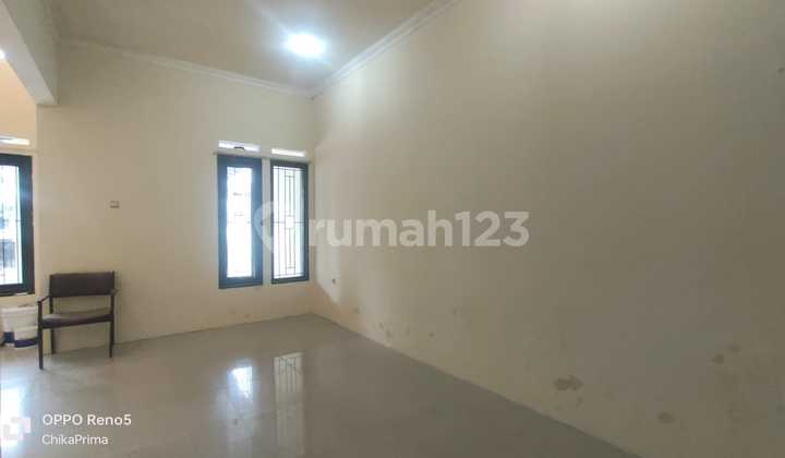 For Sale: House on main road near school and residential area, suitable for business, Margahayu, Batu City. 2