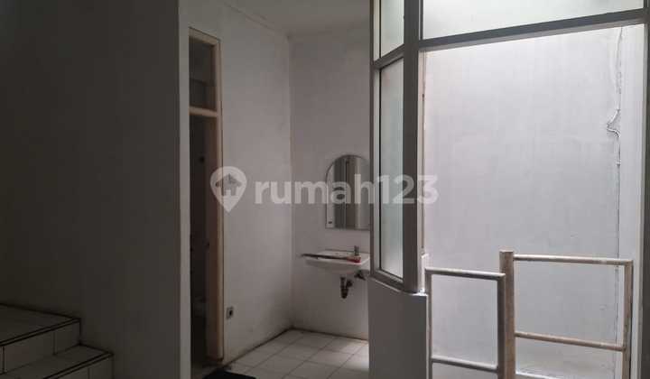 3-Storey Shop House, Strategic Location, Negotiable Price in Rawamangun 2