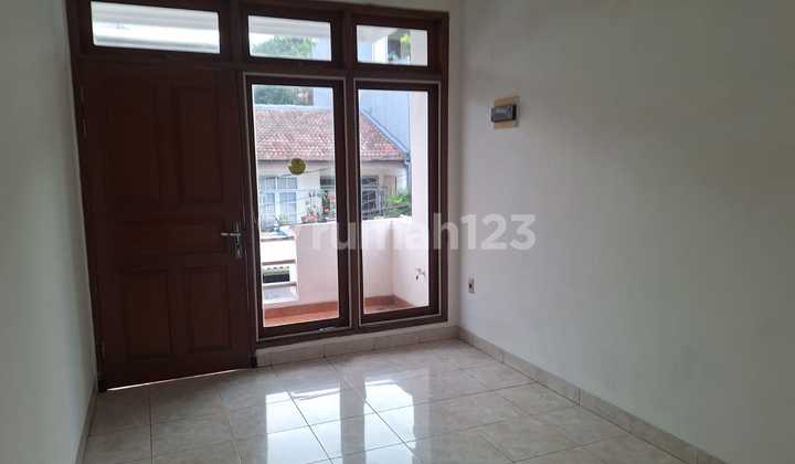 Rumah 2 Lantai Siap Huni Baru Renovasi ,Nego di Kelapa Hibrida Kelapa Gading 2