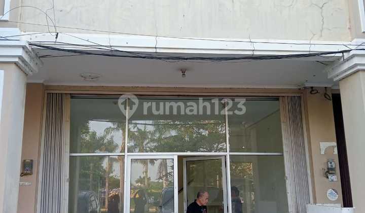 Three-story shophouse suitable for office and business in Harapan Indah. Three-story shophouse suitable for office and business in Harapan Indah.