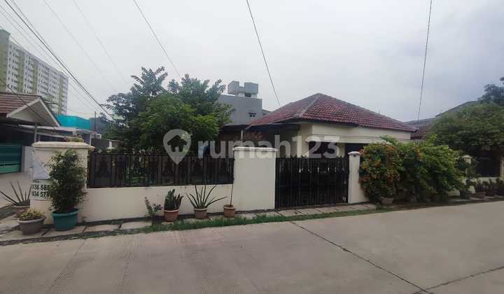 Rumah Tua Hoek 1 Lantai perlu renovasi di Pulo Gebang Permai