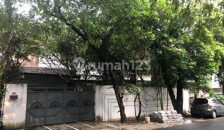 Two-story corner house still habitable, land only calculation in Kebayoran Baru