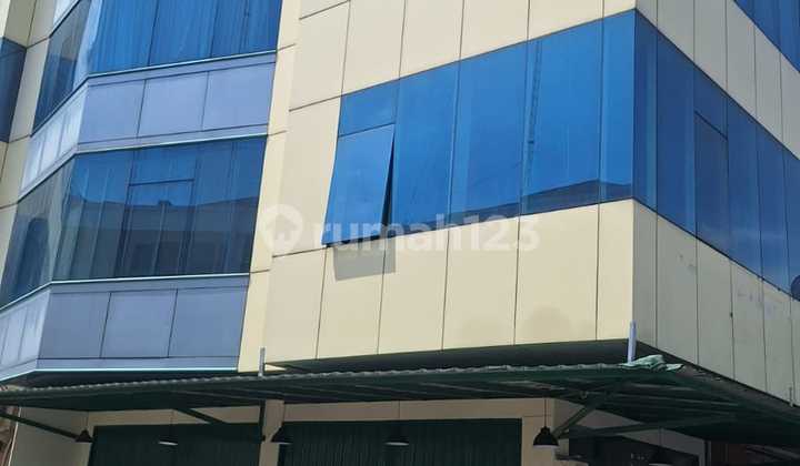 Corner shop house 1st & 2nd floor only, newly renovated condition suitable for a cafe.