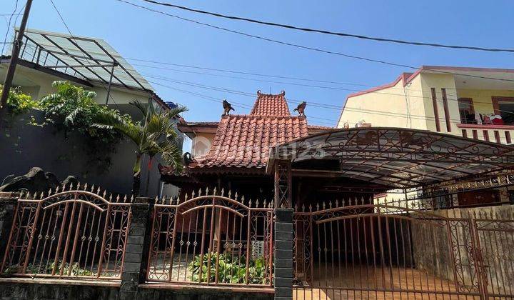 Rumah 2 Lantai Antik Dengan Interior Kayu Jati di Cimanggis Depok 1