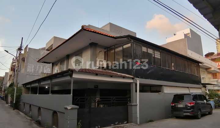 Rumah 2 lantai Hoek lokasi strategis ,nego di Taman Hidup Baru