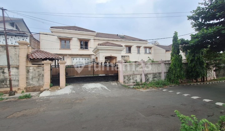 A 2-story house, quiet location, with a basement and swimming pool in Cinere.