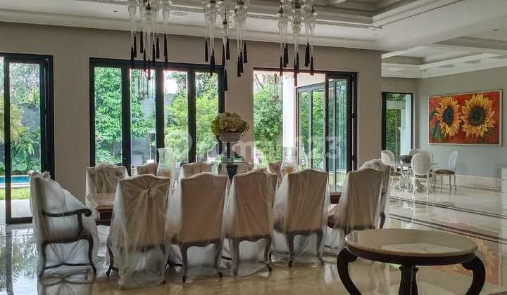 Rumah Mewah 2 Lantai dan Luas ,Semi Furnish di Kemang Jakarta Selatan