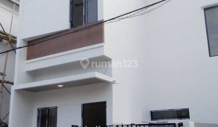 Rumah Putih Harga Pedih Lingkungan Bersih 1